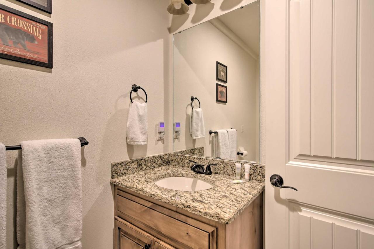 Luxe Branson Retreat With Mtn Views And Pool Access! Lägenhet Exteriör bild