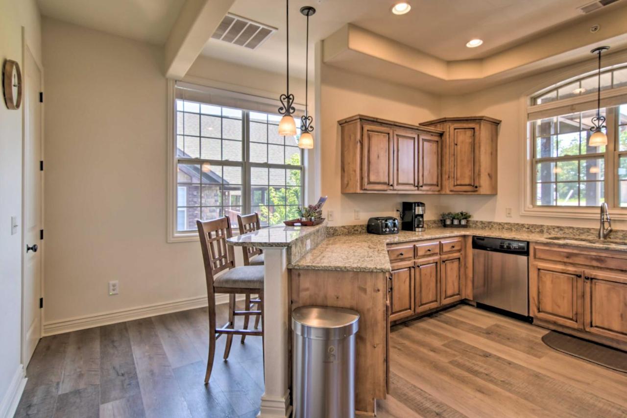 Luxe Branson Retreat With Mtn Views And Pool Access! Lägenhet Exteriör bild