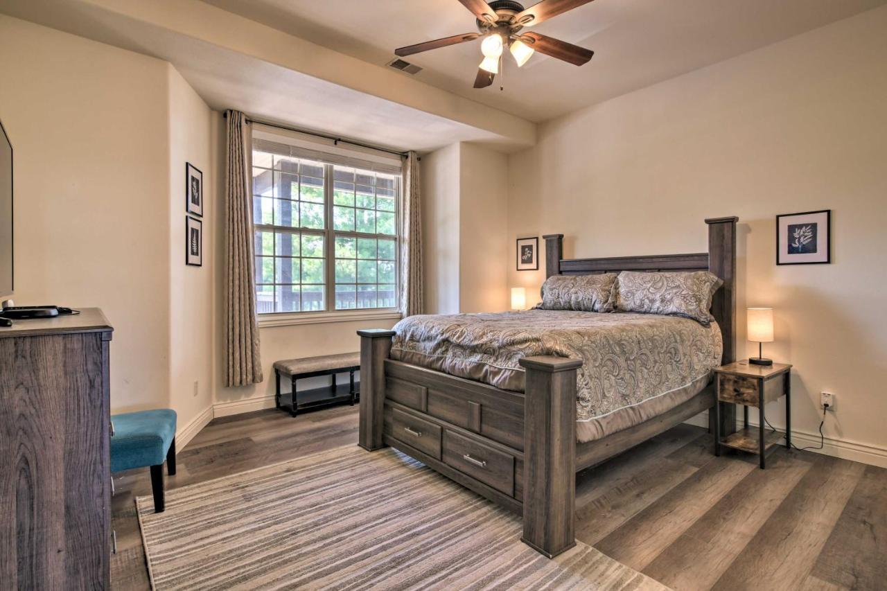 Luxe Branson Retreat With Mtn Views And Pool Access! Lägenhet Exteriör bild