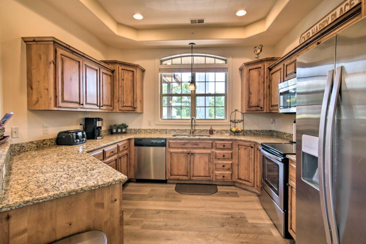 Luxe Branson Retreat With Mtn Views And Pool Access! Lägenhet Exteriör bild